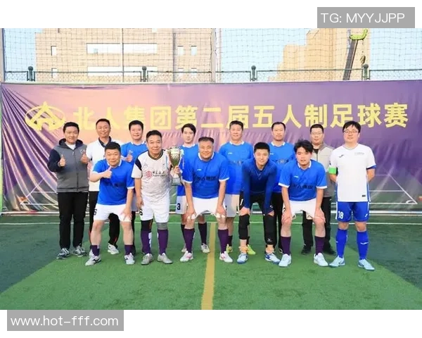 激情四溢的球场观众群体展现足球比赛的热烈氛围与团结精神